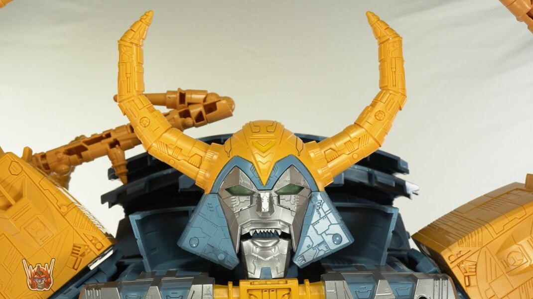 Transformers HasLab War For Cybertron Unicron Review  (15 of 58)